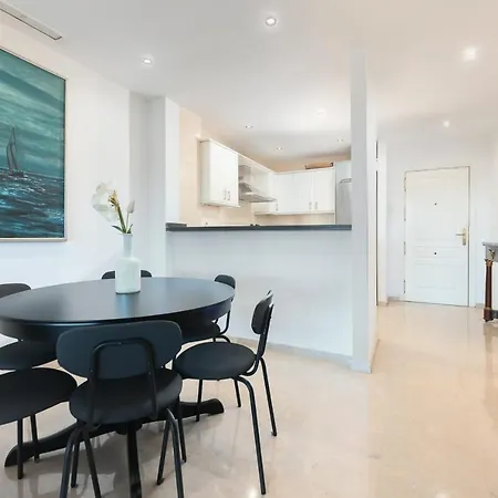Beautiful 2 Bedroms Located In Elviria Hills *