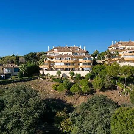 Beautiful 2 Bedroms Located In Elviria Hills *