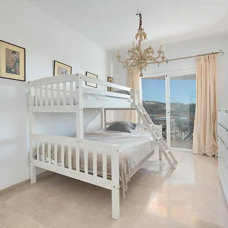 Beautiful 2 Bedroms Located In Elviria Hills