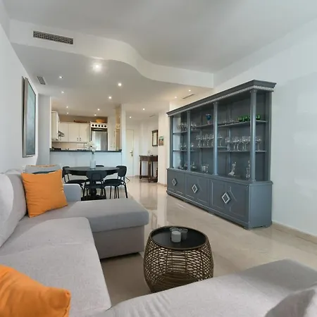 Beautiful 2 Bedroms Located In Elviria Hills *